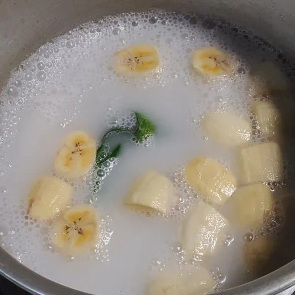 Masukkan pisang kepok,  Masak hingga mendidih dan pisang layu.