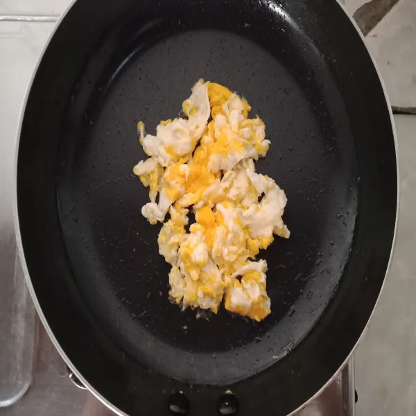 Goreng telur kasih garam sedikit lalu orak arik