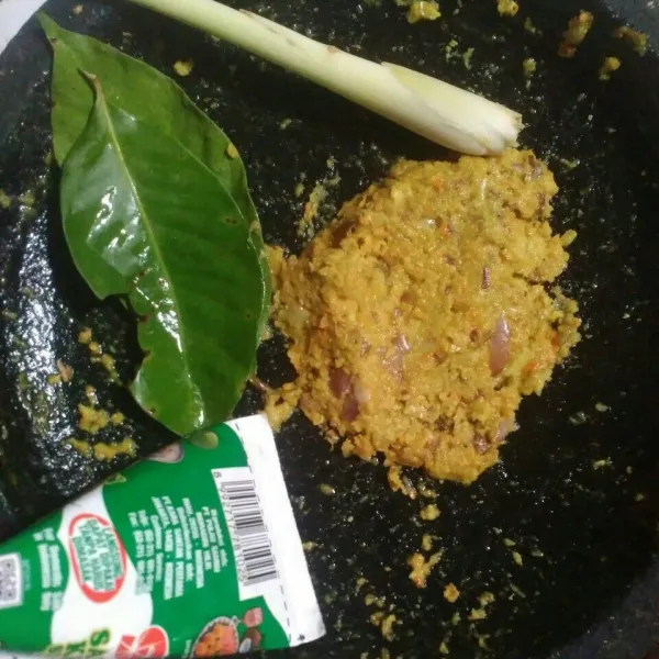 Haluskan semua bumbu halus