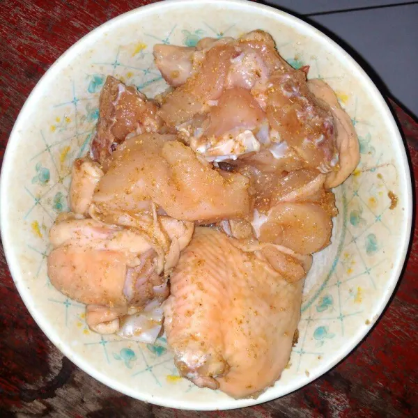 Bersihkan ayam yang sudah dipotong, sayat-sayat ayam agar bumbu lebih meresap. Campurkan dengan bumbu marinasi, aduk dan remas hingga rata, diamkan sebentar.