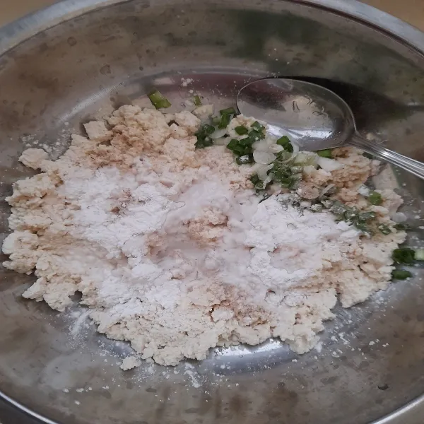 Tambahkan tepung tapioka, garam, daun bawang, merica bubuk, aduk rata
