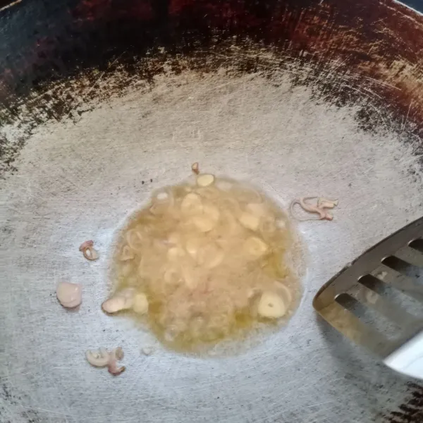 Panaskan minyak goreng. Tumis bawang merah dan bawang putih sampai harum.