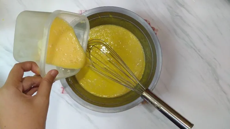 Masukan telur yang sudah dikocok lepas aduk hingga merata