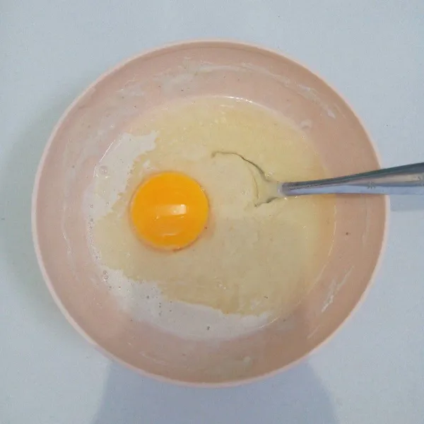 Campur tepung bumbu, tepung beras, bawang putih bubuk, ketumbar bubuk, air dan telur. Aduk rata.