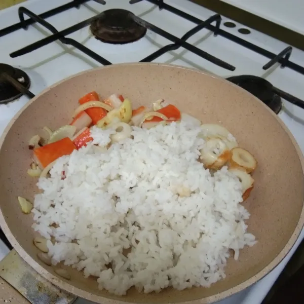 Masukan nasi putih, aduk rata masak hingga nasi panas merata
