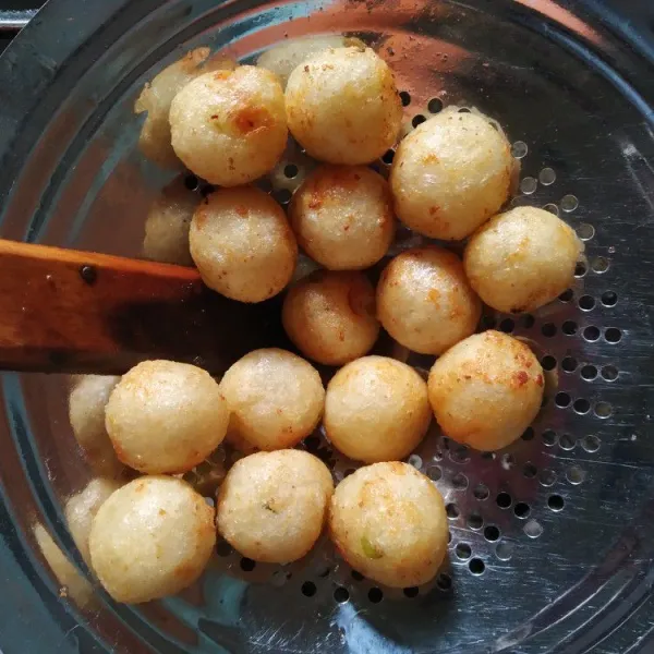 Goreng hingga coklat keemasan, tiriskan, sajikan dengan saus sambal.