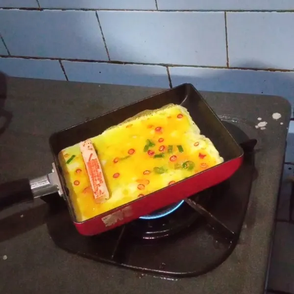 Letakkan crabstick didalamnya.