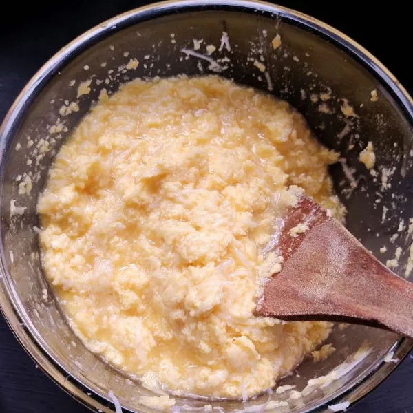 masukkan keju parut aduk rata pakai spatula.