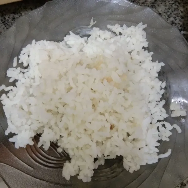 Siapkan nasi putih, pastikan nasi tidak bergerindil