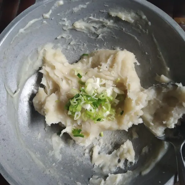 Masak dengan api kecil hingga mengental sambil terus diaduk, tambahkan irisan daun bawang.