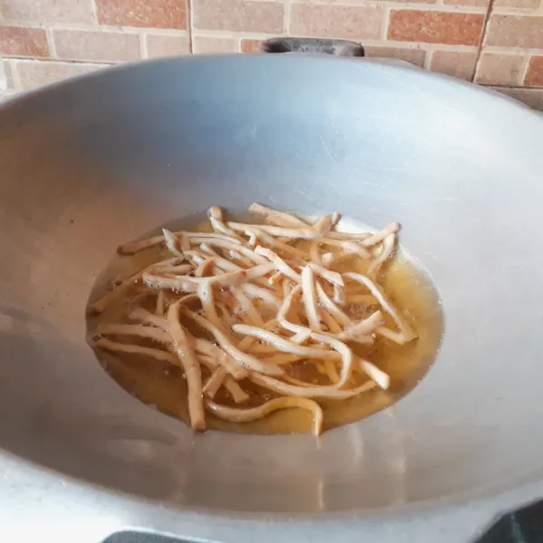 Goreng dengan minyak panas api sedang hingga kecoklatan & renyah
