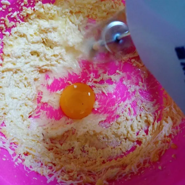 Masukkan telur sambil terus dimixer sampai rata.