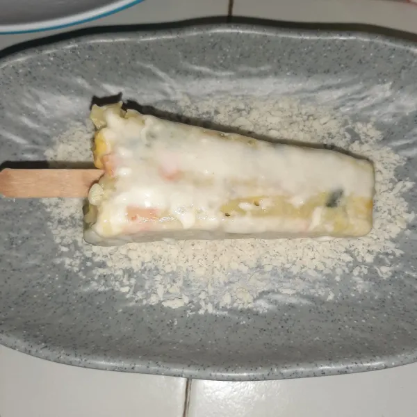 Masukkan es krim mi kukus ke adonan basah (telur + terigu), lalu gulirkan di tepung panir.