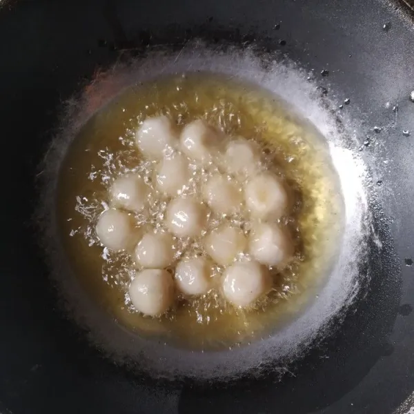 Masukkan cimol ke dalam minyak dingin, nyalakan api sedang-kecil.