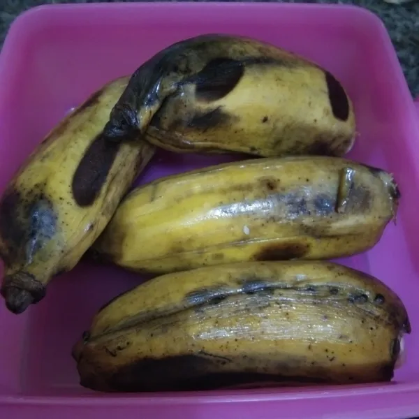 Siapkan pisang yang telah dikukus. Potong-potong lalu sisihkan.