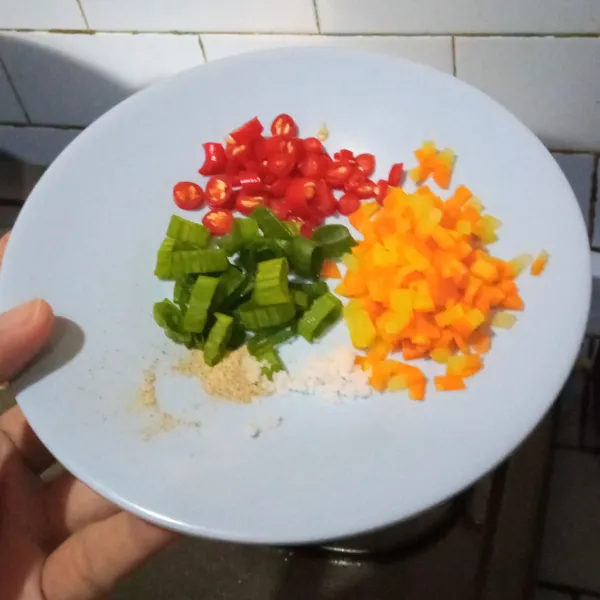 Potong wortel, daun bawang, dan cabe.