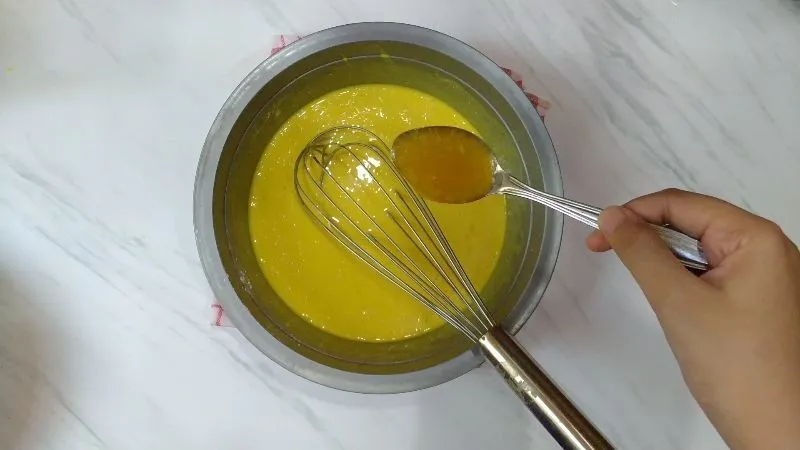 Masukan margarin yang sudah dicairkan lalu aduk rata kembali