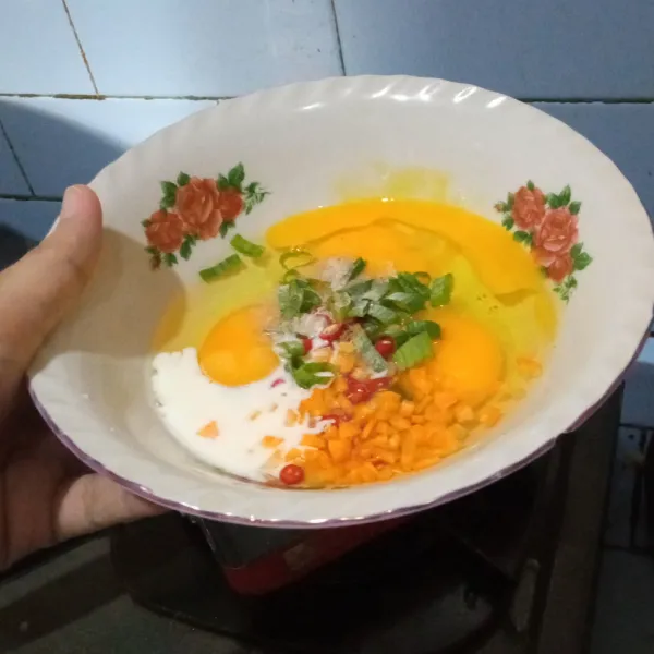 Campurkan ke dalam telur, beri garam dan lada.