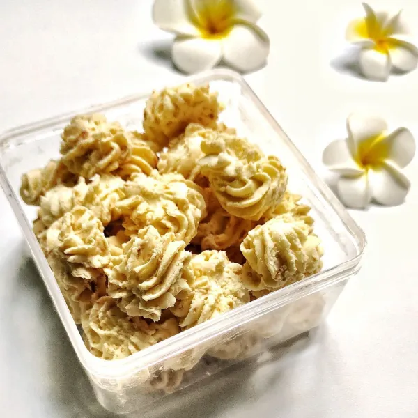 siapkan spuit kemudian cetak di atas loyang yang telah diolesi tipis butter. oven suhu 150 derajat Celcius selama 15-20 menit api atas bawah.