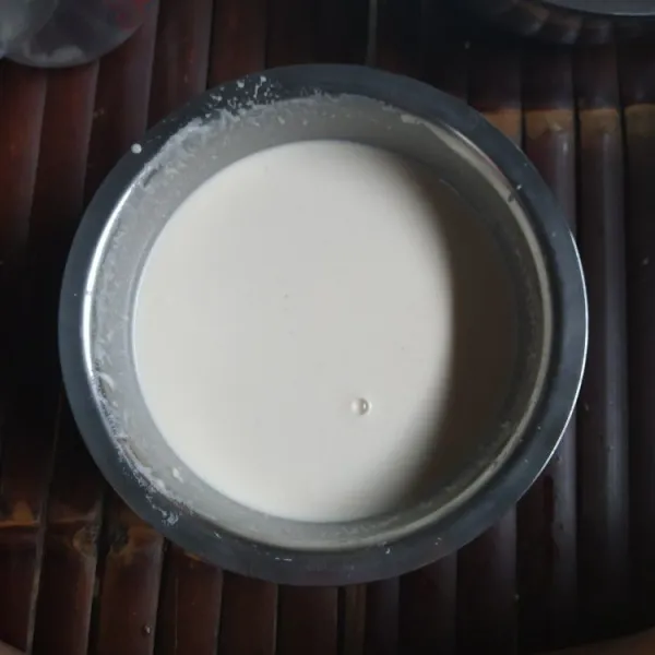 Larutkan tepung terigu, kaldu bubuk, merica, dan bawang putih dengan air, aduk rata.