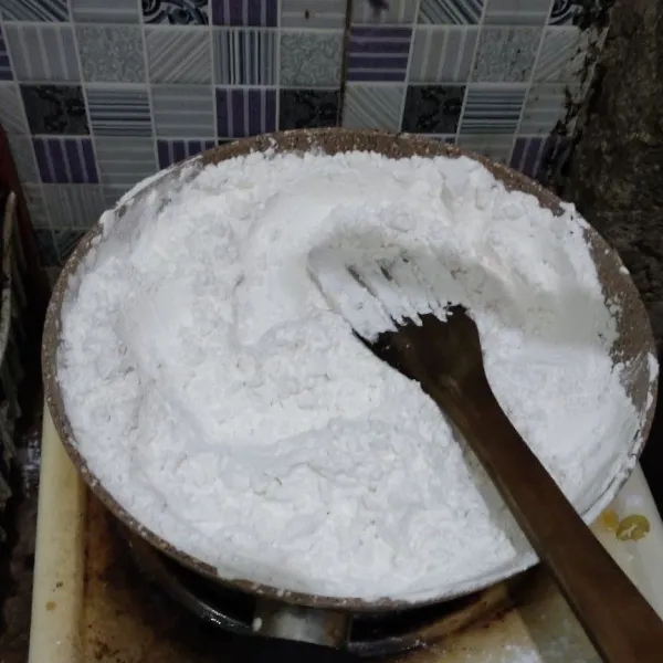 sangrai sagu menggunakan api kecil aduk terus selama 15 menit. angkat sisihkan.