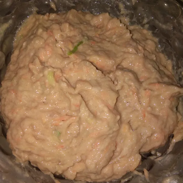 Campurkan ayam giling, wortel, daun bawang, telur, tepung,saos tiram dan bumbu lainya, aduk rata.