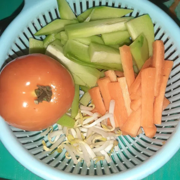 Potong korek sayuran.