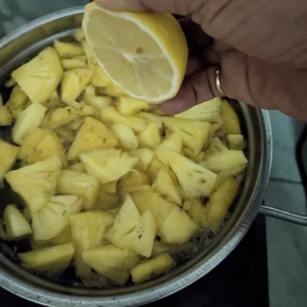 Peras 1/2 buah jeruk lemon