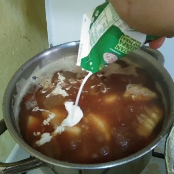 Kecilkan api, masukan santan kental, masak hingga matang.