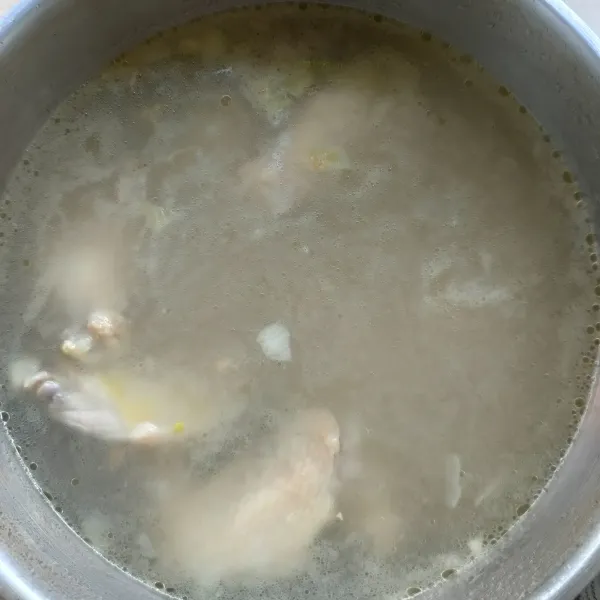 Masukkan air dan sayap ayam, masak sampai empuk.