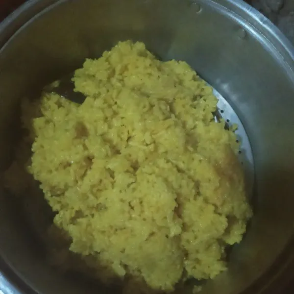 siapkan panci kukusan lalu masukan karon kedalam panci kukusan  lalu kukus nasi tumpeng selama 30 menit atau sampai matang angkat