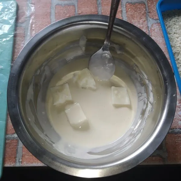 Buat adonan pelapis dengan melarutkan tepung terigu dan air, konsistensi jangan terlalu encer, masukkan potongan adonan susu, lumuri dengan adonan pelapis hingga rata.