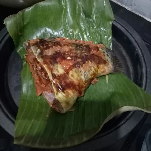 Bakar sampai matang. Aku di atas kompor dan dialasi daun pisang agar ikan lebih wangi aromanya.