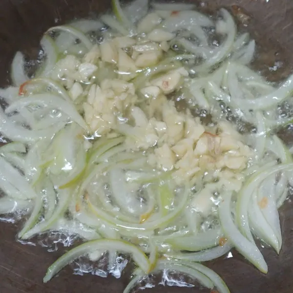 Panaskan minyak tunis bawang bombay hingga layu dan wangi, masukan bawang putih aduk rata