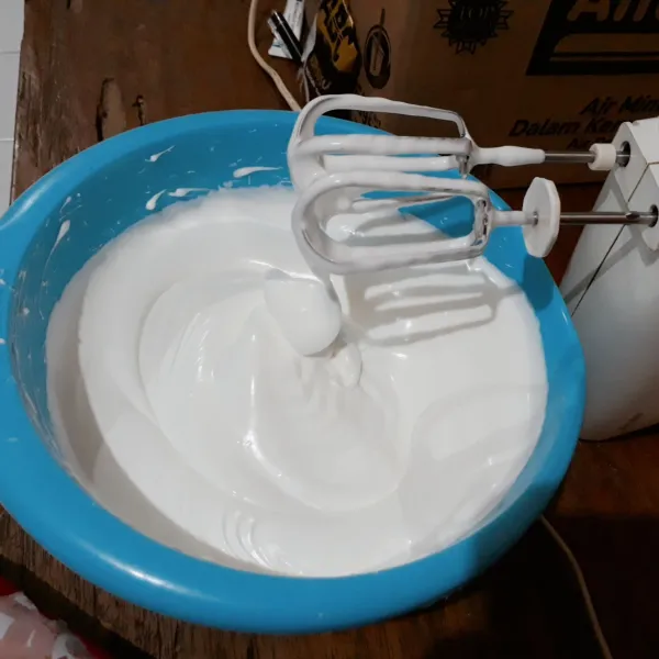 Mixer putih telur, SP & gula dengan kecepatan tinggi hingga kental berjejak.
