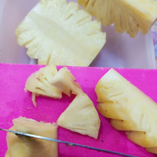 Potong tipis-tipis buah nanas