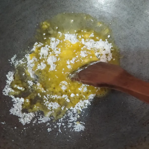 Membuat Saus Putih: panaskan margarin, masukkan terigu sambil diaduk dengan cepat supaya tidak bergerindil.