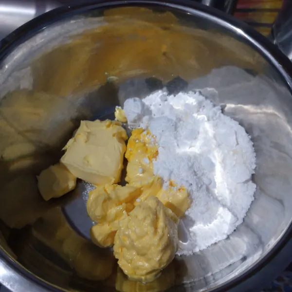 Mixer butter dan gula halus hingga sedikit mengembang.