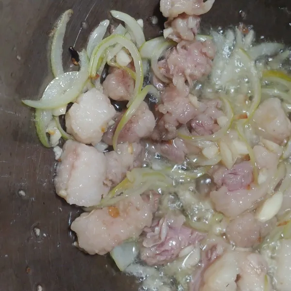 Masukan tetelan sapi sambil diaduk sampai berubah warna