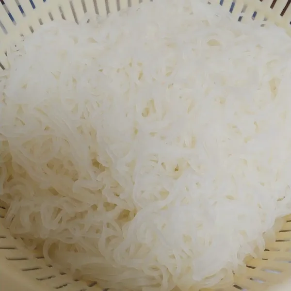 Rebus bihun setengah matang, angkat dan tiriskan