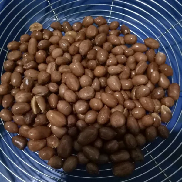 Goreng kacang tanah hingga matang.