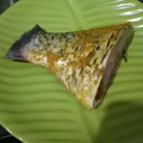 Aku marinasi ikan dengan kunyit, garam dan lada.