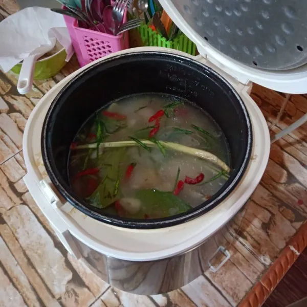 Beri bumbu dan penyedap. Aduk rata.