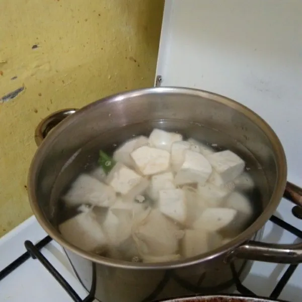 Masukan potongan singkong masak hingga setengah matang.