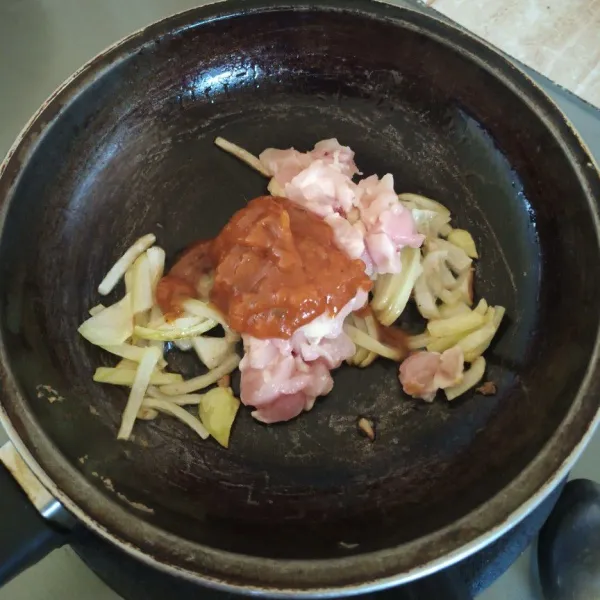 Tumis bombay, masukkan ayam yang sudan dipotong dadu. Masukkan saus delmonte. Masak sampai  matang