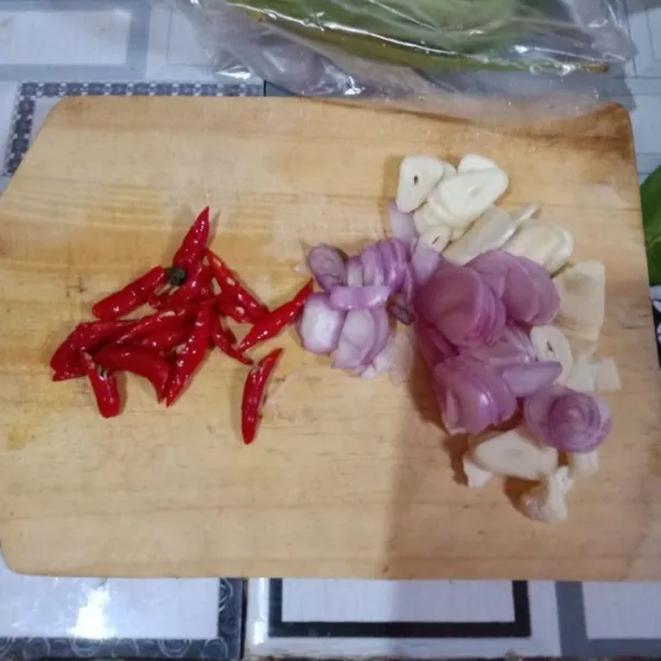 Iris bawang dan cabe.