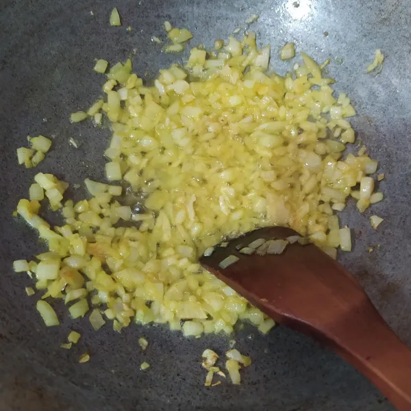 Panaskan margarin, masukkan bawang bombay cincang, lalu masukkan bawang putih cincang. Tumis hingga harum. (Sambil kita rebus macaroni setengah matang tiriskan lalu beri minyak).