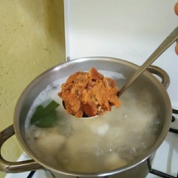Tambahkan gula merah dan gula pasir aduk hingga gula larut.