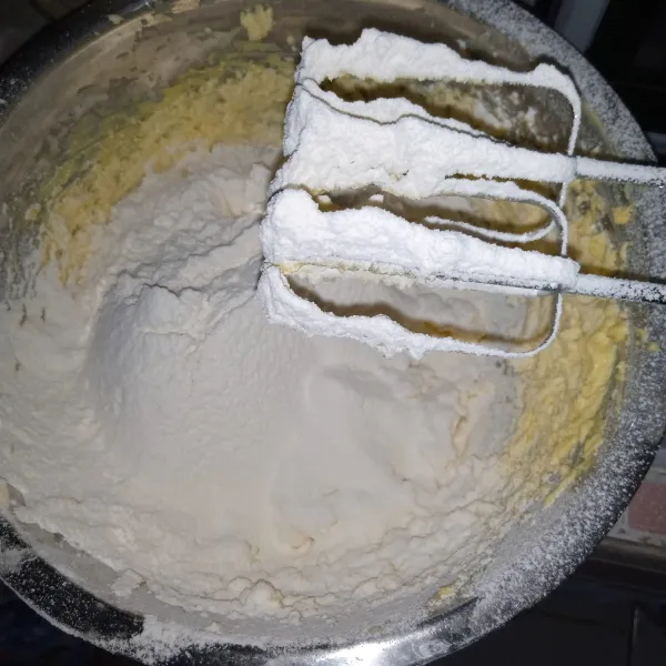 masukkan tepung terigu dan maizena sambil diayak mixer cukup rata.