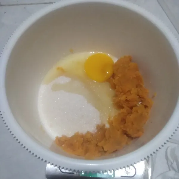 Aduk rata telur, gula pasir dan ubi yang sudah dihaluskan.